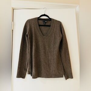 Aqua V-Neck 100% Cashmere Sweater. Size Medium